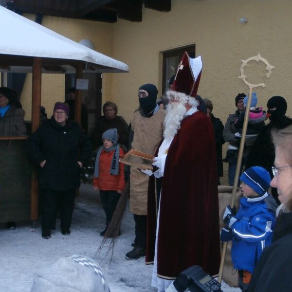 Tollwod am Mehrgenertionenhaus mit Christbaumverkauf