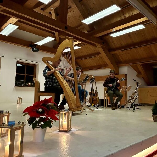 Besinnliches Konzert mit der jungen Musikgruppe „Dreiklang“ im Rathaus Unterstein