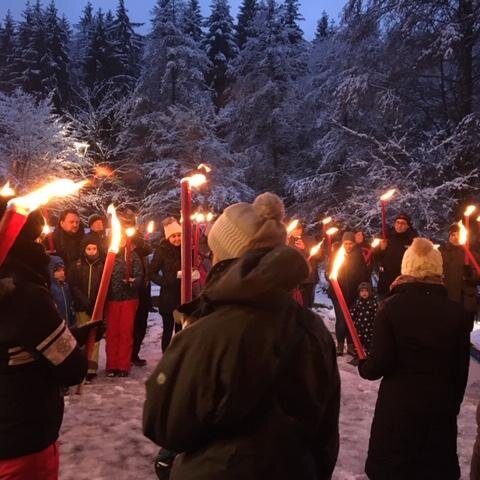 Romantische Fackelwanderung durch den Märchenwald 