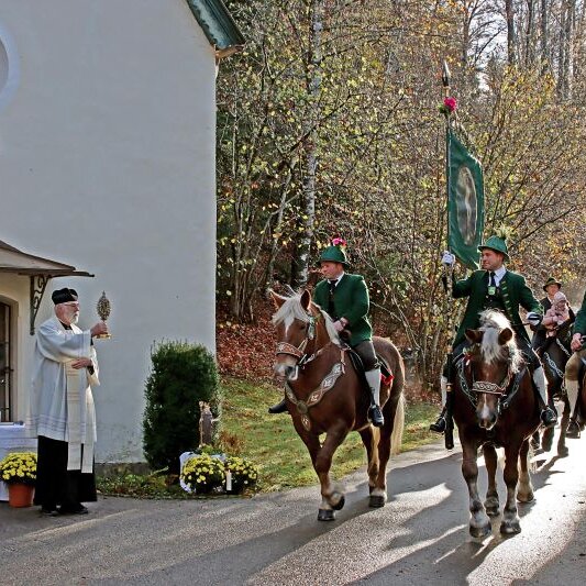 Traditioneller Leonhardiritt zum Schloss Hohenburg