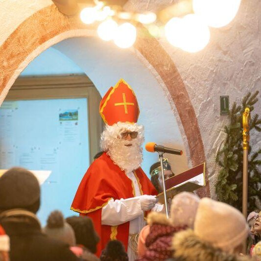 Der Nikolaus kommt vor´s Rathaus