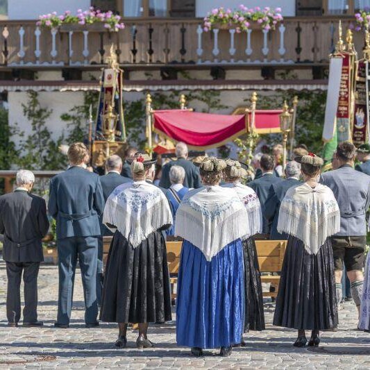 Festgottesdienst mit anschl. Erntedankprozession 