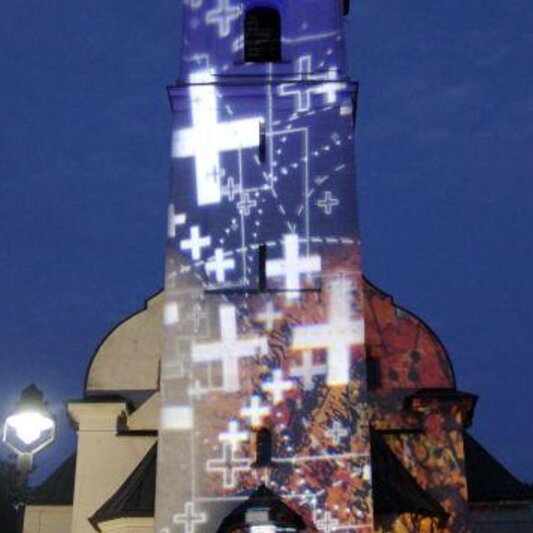 Fassadeninstallation „LichtSchatten: RauhNächte“