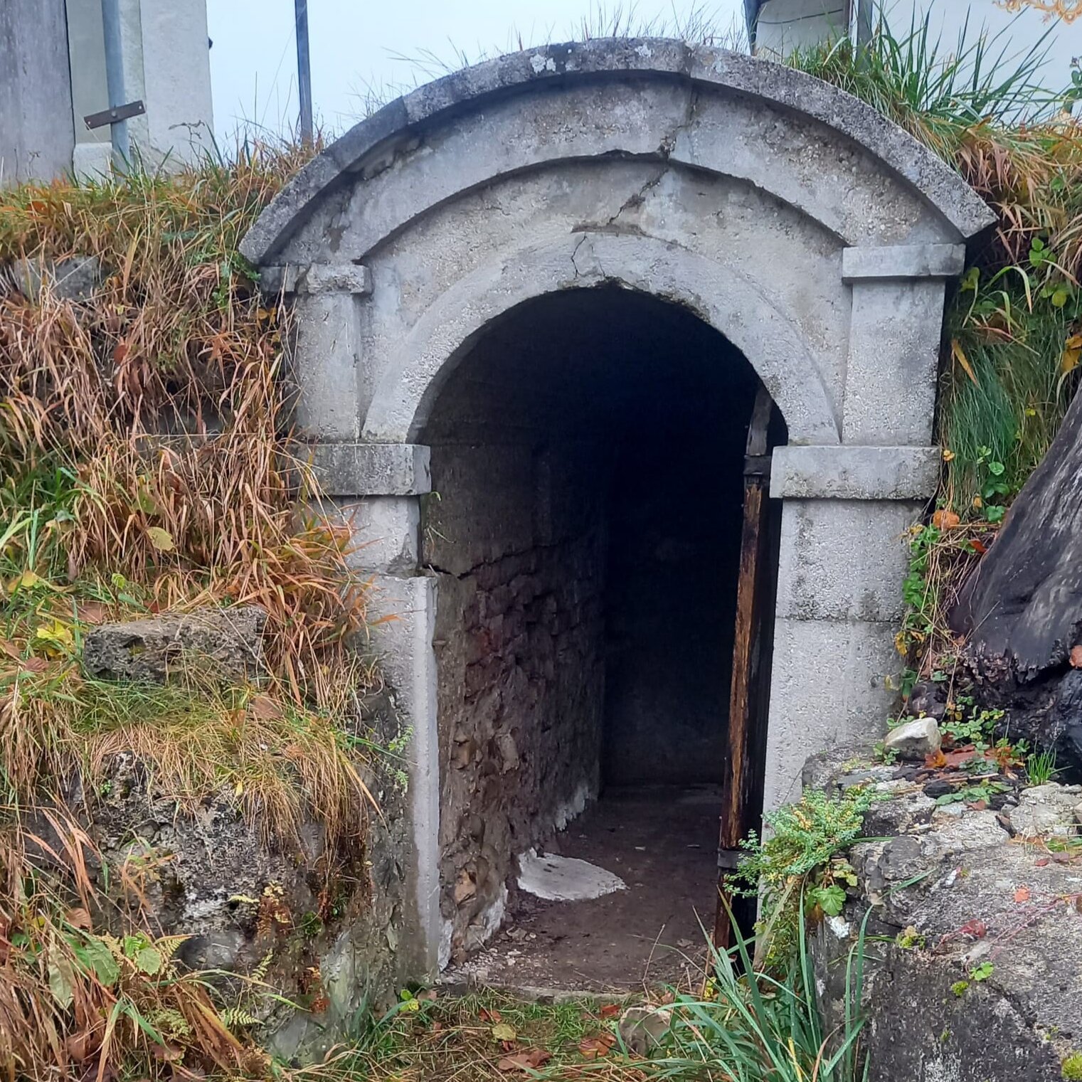 Der "unterirdische Gang" und die Allerheiligenkapelle in Reichersdorf/Irschenberg