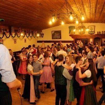 Maskiertes Dirndl- und Weiberkranzl