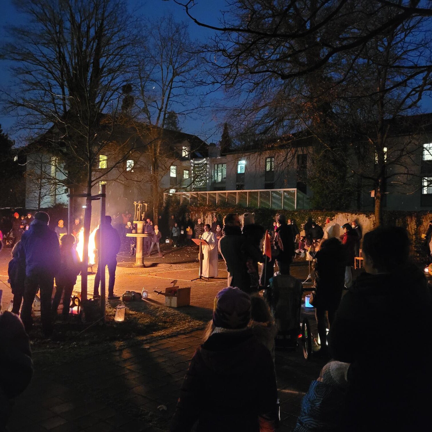 Feuer zu Ehren des Hl. Martin Großer St. Martinszug in Nymphenburg