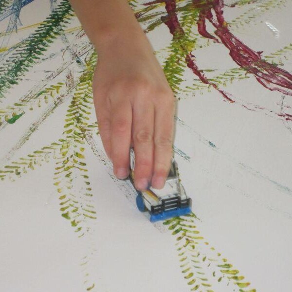 Auf die Plätze, fertig, los! – Farbiger Fahrspaß mit Miniautos