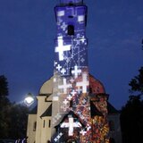 Fassadeninstallation „LichtSchatten: RauhNächte“